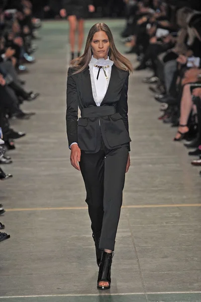 Look 16